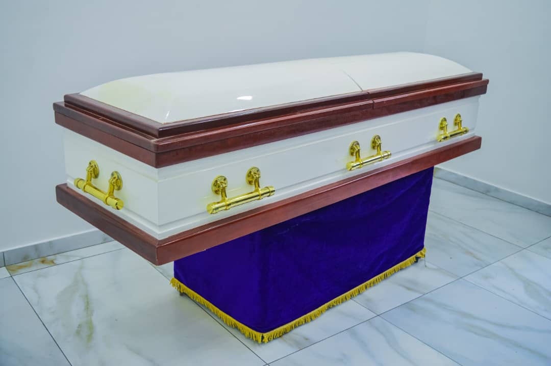 Two toned ebony Italian casket with short gold swing accessories 
