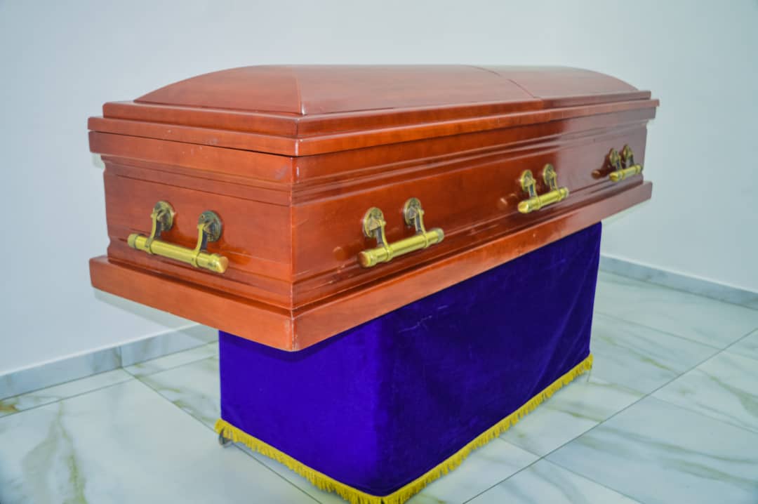 Glossy light matt ebony Italian casket with short gold swing accessories